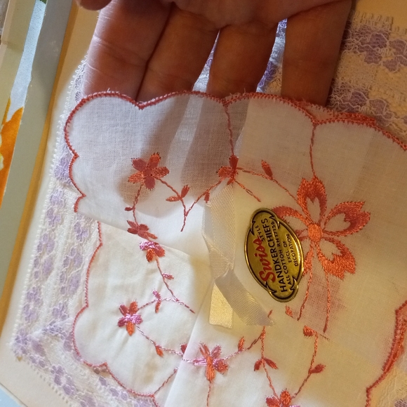 2 new in box vintage women's hankies. - Picture 5 of 8